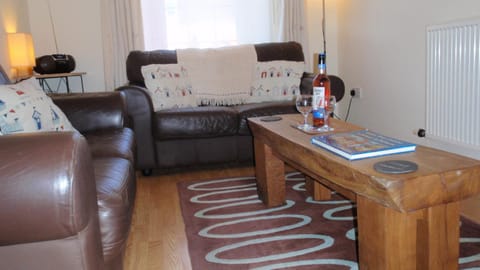 Living room, Seating area, Drinks