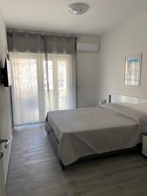 Bed, Bedroom, air conditioner