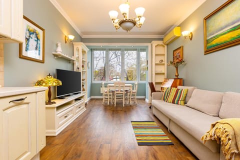 TV and multimedia, Kitchen or kitchenette, Living room, Seating area, Dining area, City view