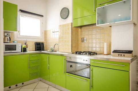 Coffee/tea facilities, Kitchen or kitchenette, stove