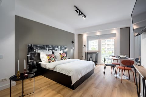 Bed, Kitchen or kitchenette, Living room, Photo of the whole room, Seating area, Dining area, Bedroom