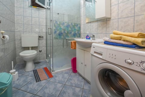 Shower, Toilet, Bathroom, towels, washing machine