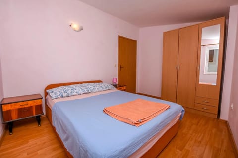 Bed, Photo of the whole room, Bedroom, towels, wardrobe