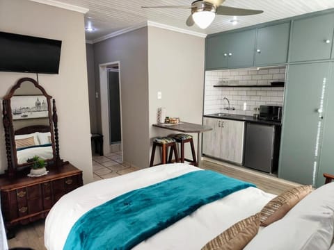 Bed, Kitchen or kitchenette, Photo of the whole room, Dining area, Bedroom, stove, wardrobe