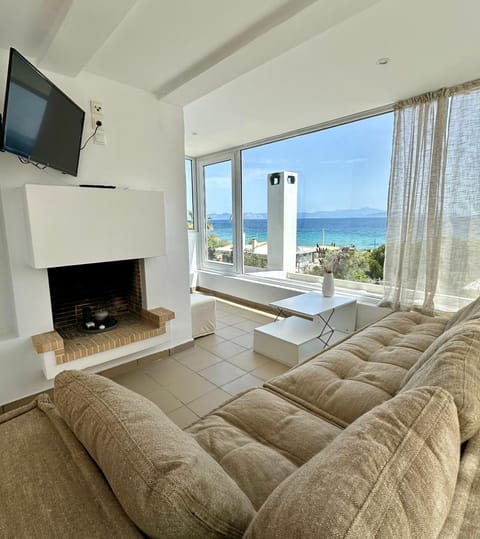 TV and multimedia, View (from property/room), Living room, Seating area, Sea view