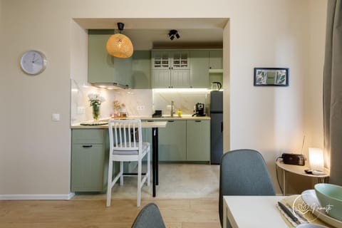 Coffee/tea facilities, Kitchen or kitchenette, Living room, Seating area, Dining area, minibar, oven, stove