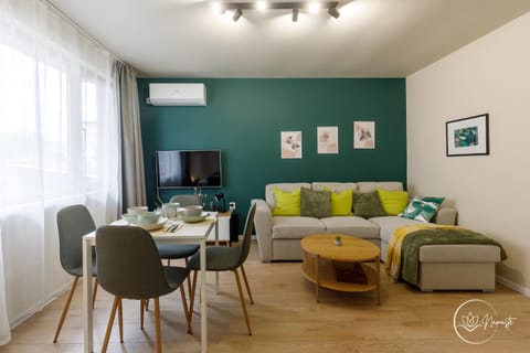 Communal lounge/ TV room, TV and multimedia, Living room, Seating area, Dining area, Evening entertainment, air conditioner