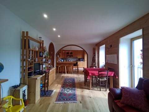 Kitchen or kitchenette, Living room, Seating area, Dining area