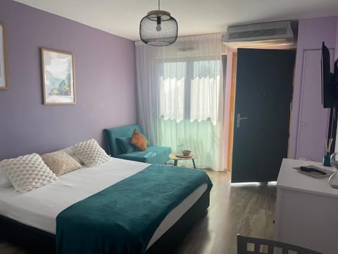 Bed, TV and multimedia, Photo of the whole room, Seating area, Bedroom, air conditioner