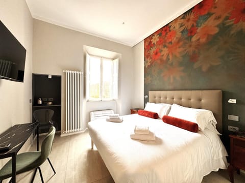 Bed, TV and multimedia, Photo of the whole room, Bedroom, towels