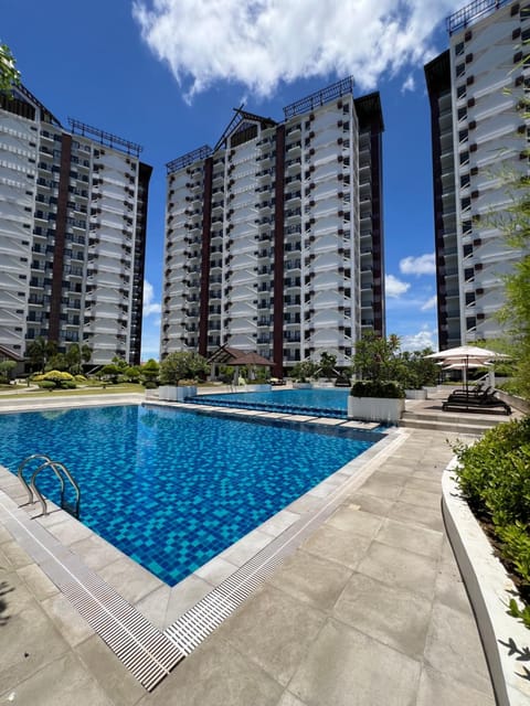 Property building, Day, City view, Pool view, Swimming pool, Swimming pool, sunbed, sunbed