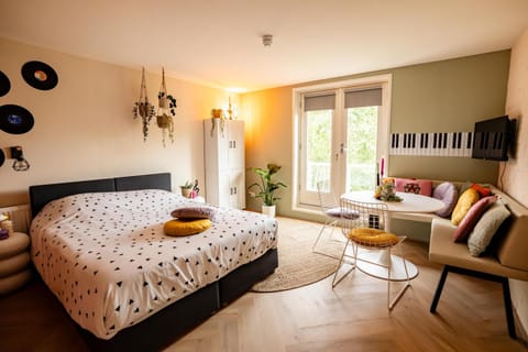 Photo of the whole room, Seating area, Bedroom