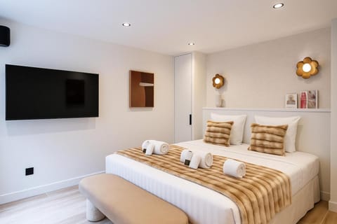 Bed, TV and multimedia, Photo of the whole room
