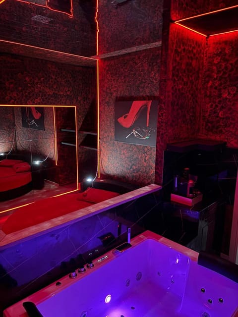 Bed, Hot Tub, Bedroom