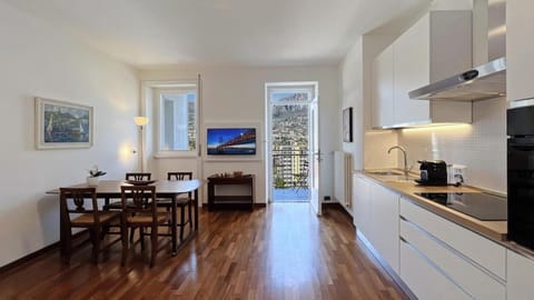 Coffee/tea facilities, Kitchen or kitchenette, Dining area, oven, stove