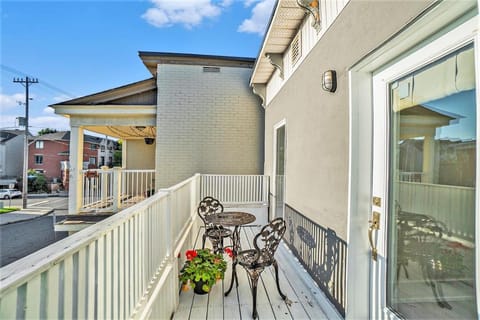 Private 3 Bedrooms Downtown Ottawa w Balcony Apartment in Gatineau