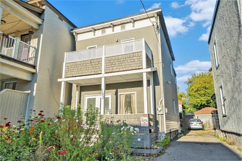 Private 3 Bedrooms Downtown Ottawa w Balcony Apartment in Gatineau