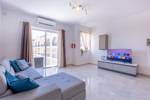 Bed, TV and multimedia, Living room, Photo of the whole room, Seating area, Evening entertainment, Bedroom, air conditioner