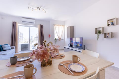 TV and multimedia, Living room, Seating area, Dining area, air conditioner