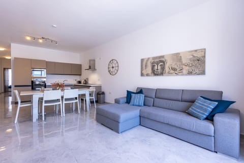 Living room, Seating area, Dining area, oven