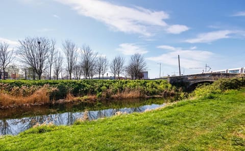 Chic 2Bed With Canal Views-15 Min To Kilmainham Gaol Apartment in Dublin