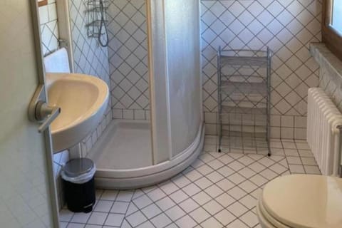 Confortevole camera matrimoniale con terrazza a 500 mt dal mare Bed and Breakfast in Marina di Carrara