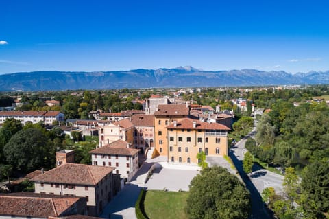 Property building, Natural landscape, Bird's eye view, City view, Mountain view, Location