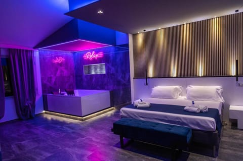 Bed, Hot Tub, TV and multimedia, Bedroom, City view