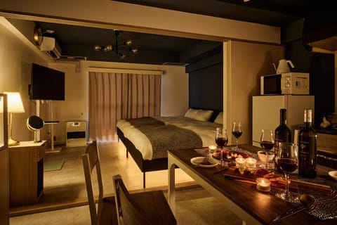Bed, Dining area, Bedroom