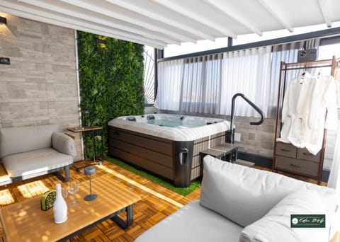 Hot Tub, Photo of the whole room, towels