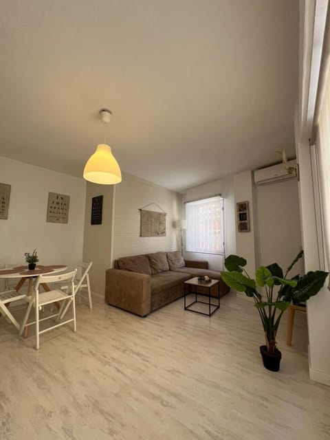 Bed, Living room, Photo of the whole room, Seating area