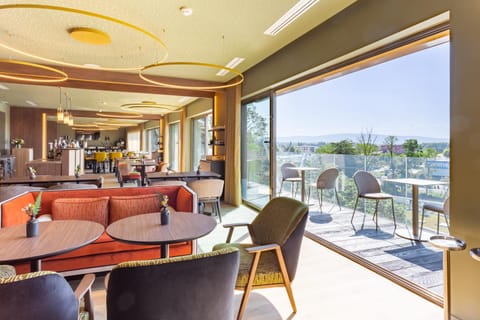 Restaurant/places to eat, View (from property/room), Balcony/Terrace, Balcony/Terrace, Mountain view, Breakfast