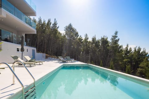 Property building, Balcony/Terrace, Swimming pool, sunbed