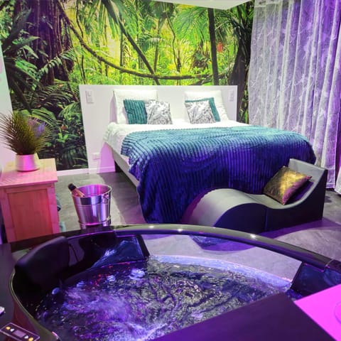 Bed, Natural landscape, Hot Tub, Hot Tub, Photo of the whole room, Bedroom