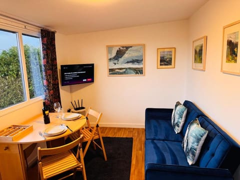 The Rural Woodside Cabin by MaisonPro Cabin in Stroud