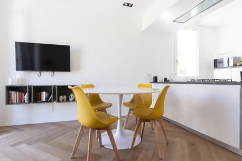 TV and multimedia, Living room, Seating area, Dining area