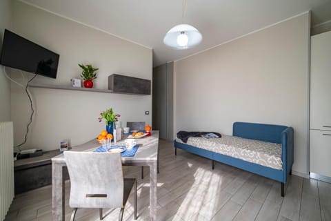 TV and multimedia, Kitchen or kitchenette, Living room, Seating area, Dining area