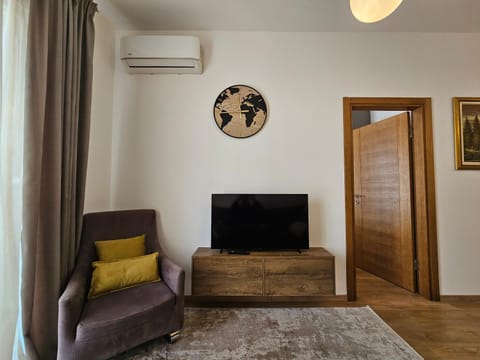 Communal lounge/ TV room, TV and multimedia, Living room, Seating area, Evening entertainment, air conditioner