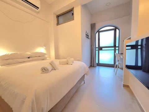 Bed, TV and multimedia, Bedroom, air conditioner