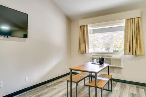 Walk to Shopping and Dining Port Huron Studio Apartment in Port Huron