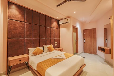 Bed, Photo of the whole room, Bedroom, wardrobe, air conditioner