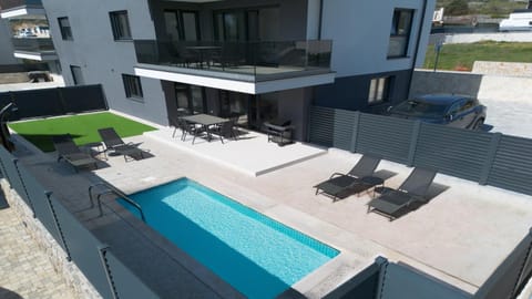 Property building, Day, BBQ facilities, Garden, Balcony/Terrace, Balcony/Terrace, Swimming pool, Swimming pool, sunbed