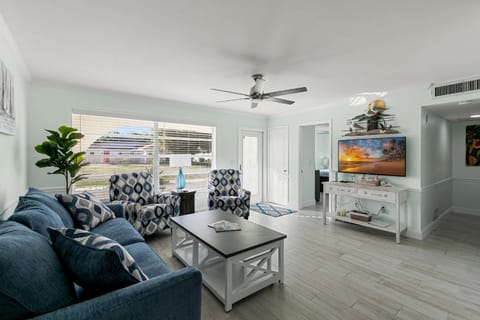 TV and multimedia, Living room, Evening entertainment