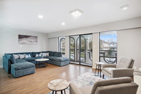 6 Bedroom Family Home with Indoor Arcade, BBQ, Huge Backyard & Pickleball House in Vancouver