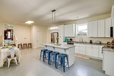 6 Mi to Scottsboro Apt with Furnished Porch Apartment in Alabama