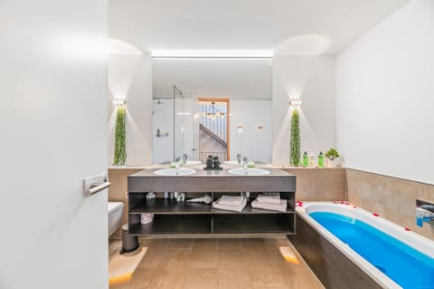 Bathroom, Bath, towels