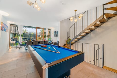 Billiard, Game Room, Garden, Garden, Balcony/Terrace, Balcony/Terrace