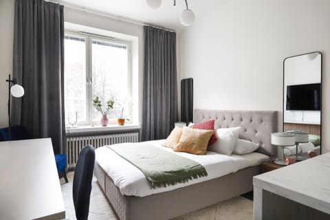 Bed, TV and multimedia, Photo of the whole room, Seating area, Bedroom
