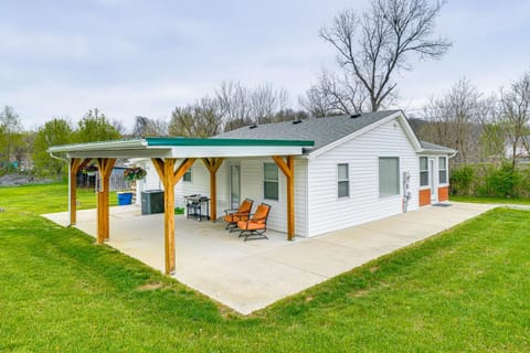 Peaceful Home with Patio on 30 Acres in Coxs Creek! House in Indiana