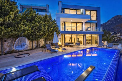 Property building, Patio, Swimming pool, sunbed